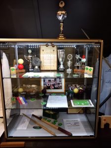 Vitrinekast met historische items van BV Harago
